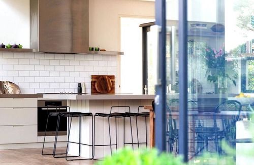 Glen Iris House | Luxury Villas Kellenera (With Heated Pool and Car Parking)