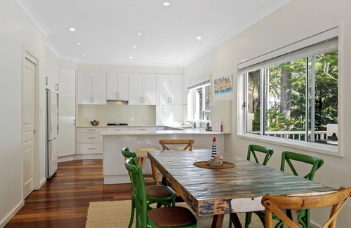 Macmasters Beach House | Luxury Villas Northwind (Walk to the beach)