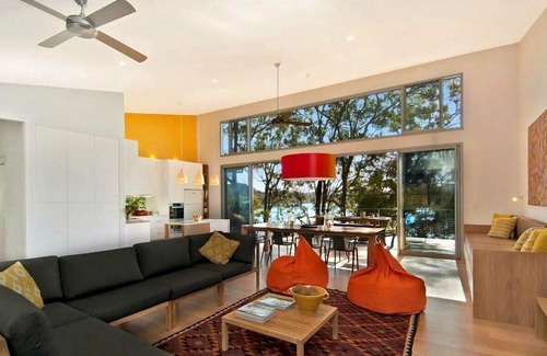 Pretty Beach House | Luxury Villas The Canopy at Pretty Beach (Walk to the beach)