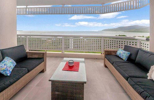 Cairns North Apartment | 'Luxury Waterfront' Spectacular Oasis in the City
