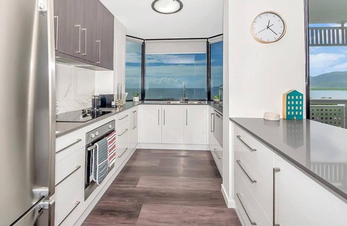 Cairns North Apartment | 'Luxury Waterfront' Spectacular Oasis in the City