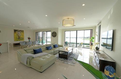 Sanctuary Lakes House | Luxury Waterfront Villa BBQ Cafe WiFi Great Views 5BRM
