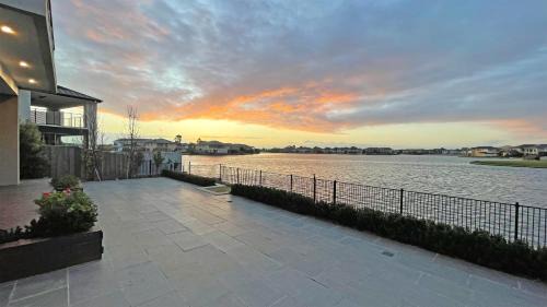Sanctuary Lakes House | Luxury Waterfront Villa BBQ Cafe WiFi Great Views 5BRM