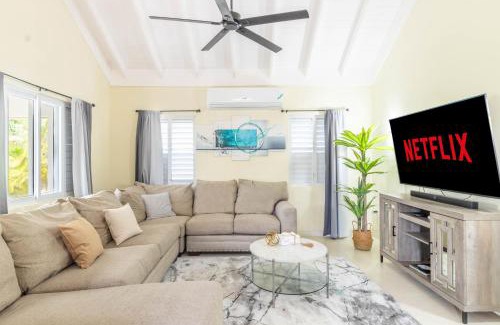 St. Ann's Bay Villa | "LuxuryCrest , King Bed, BBQ & Backyard Games, Near Ocho Rios"
