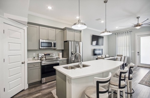 Holiday Beach House | LuxuryTownhouse, Short walk to the beach great for families spring/summer open