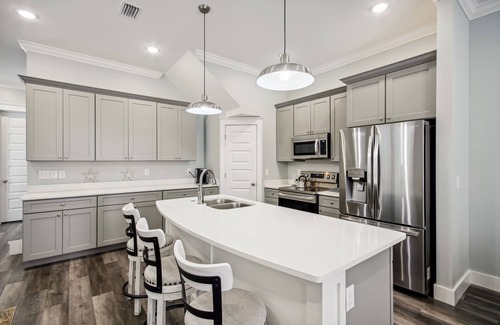 Holiday Beach House | LuxuryTownhouse, Short walk to the beach great for families spring/summer open