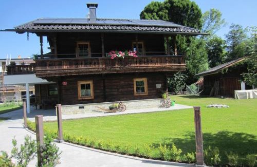 Finsing Ski Chalet | Luxus Chalet Fasserhäusl im Zillertal - Sauna ,Hot Tub, Kamin & Alpenblick für bis zu 9 Personen