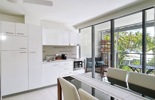 Palm Cove Apartment | Lxry 2 bed Apt-Sea and Mountain View