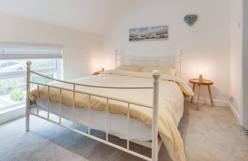 Pendine House | Lyndale Cottage in Carmarthen