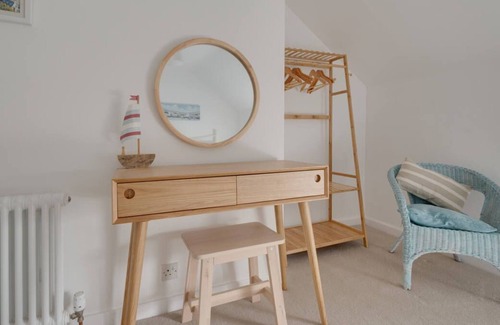 Pendine House | Lyndale Cottage in Carmarthen
