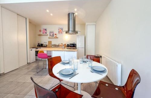 La Demi - Lune Apartment | Lyon funky flat piscine et parking