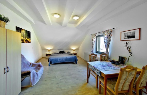 Mirova pod Kozakovem House | MÍSTO na Klokočských skalách - Penzion Kairos