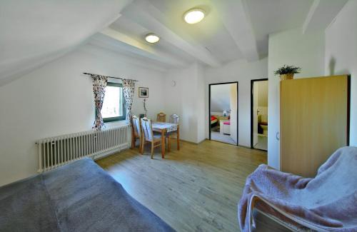 Mirova pod Kozakovem House | MÍSTO na Klokočských skalách - Penzion Kairos