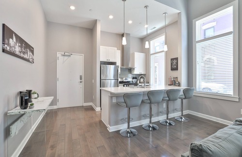 Over-the-Rhine Condo | *m0dernLUX ~New~ OTR condo *Park ONsite*