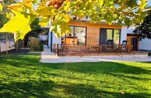 Sofia House | Ma-Bebe PlayHouse with Private Sauna - Lake, Parks and SPA Pools in 5 min