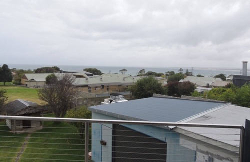 Bridport House | Magic home, magic views. Minutes walk to beaches, swimming, shops, restaurants