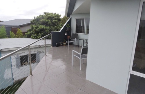 Bridport House | Magic home, magic views. Minutes walk to beaches, swimming, shops, restaurants