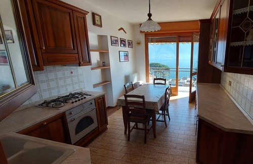 Calozzo Apartment | MAGIC LAKE VIEW - Spacious apartment 5 minutes from the beach