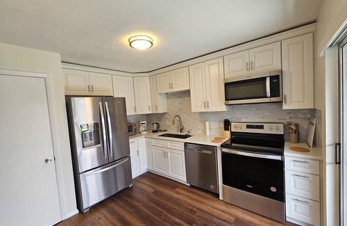 Indian Wells House | Magical Getaway: Cozy Home Minutes from Disney, Restaurants & Outlets!