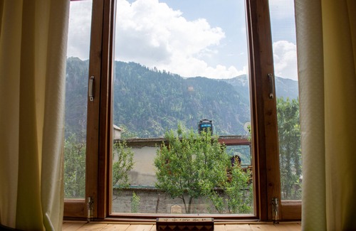 Manali Cottage | Magical Homestay overlooking mountains & rivers. 15 minutes from the city centre