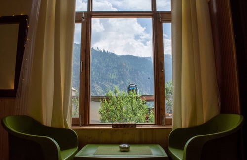 Manali Cottage | Magical Homestay overlooking mountains & rivers. 15 minutes from the city centre