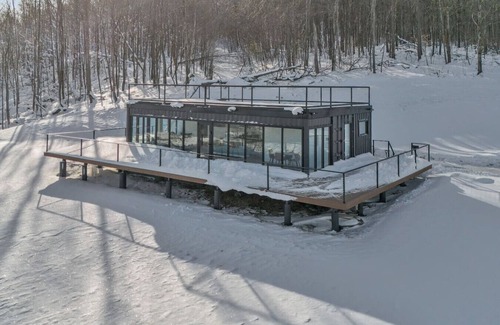 Little Valley Apartment | Magical views, luxury living container house