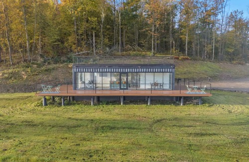 Little Valley Apartment | Magical views, luxury living container house