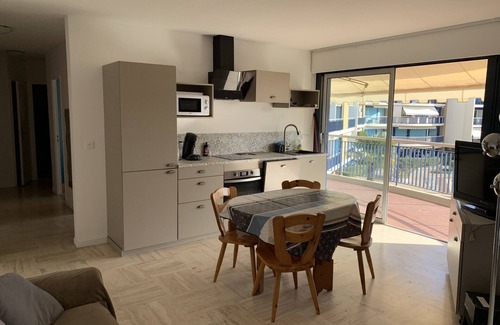 Mandelieu-La-Napoule Apartment | Magnificent 3-room apartment close to the sea, swimming pool, beach, shops all within walking distance