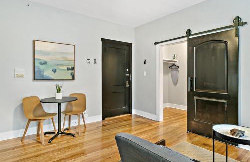West Lakeview Apartment | Magnificent 1BR Apt in Chicago - Belmont B3