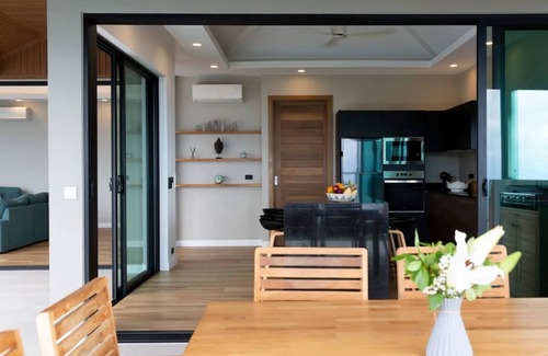 Maret Villa | Magnificent 4-bedroom retreat in Lamai with sea views, infinity pool, jacuzzi, and gym