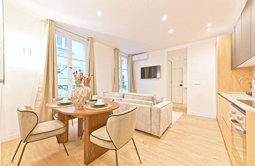 Quartier de Rochechouart Apartment | Magnificent air-conditioned flat Galeries Lafayette