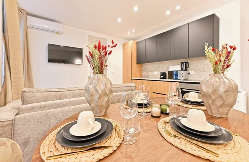 Quartier de Rochechouart Apartment | Magnificent air-conditioned flat Galeries Lafayette