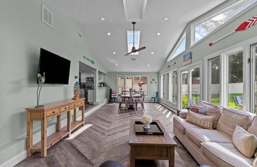 Eastward Look House | Magnificent Luxury Home in Eastward Look - Central A/C,Walk to Scarborough Beach