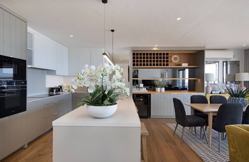 Sea Point Apartment | Magnificent Views No Load Shedding Alpha One 501