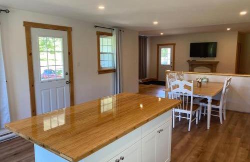 Stanstead Township Apartment | Magnifique centenaire rénovée, air climatisé, arcade, 3 chambres fermées