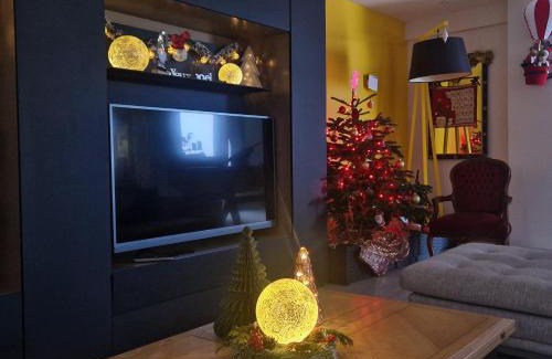 Ouistreham Villa | MAGNIFIQUE VILLA LUXE COSY POPPIES HOLIDAY - Noël à la Mer, Flipper, Baby-foot, SPA, Jardin Illuminé, Plage Riva Bella à 300m, Magie de Noël, Tout Confort, Idéale Familles, Groupes & EVG EVJF, Proche Cabourg, Week-end & Courts Séjours !