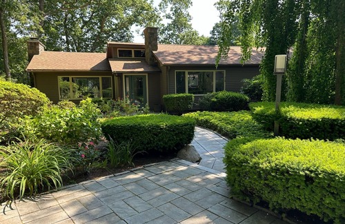 Magnolia House | Magnolia By The Sea-Attractive home, large yard & deck. Walk to Magnolia Beach
