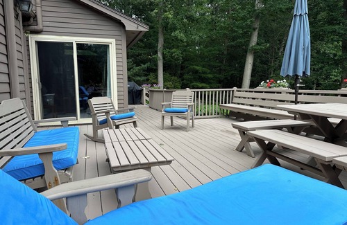 Magnolia House | Magnolia By The Sea-Attractive home, large yard & deck. Walk to Magnolia Beach