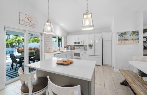 Naples Park House | 🏖️Magnolia Manor - Heated Pool - Close to Beach!