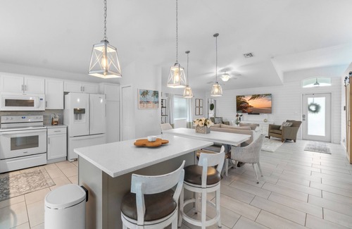 Naples Park House | 🏖️Magnolia Manor - Heated Pool - Close to Beach!