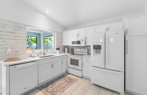 Naples Park House | 🏖️Magnolia Manor - Heated Pool - Close to Beach!