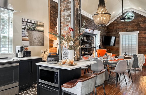 Brazos House | Magnolia Oasis Just 295 steps to Magnolia Market & Silos and 3 minutes to Baylor University!