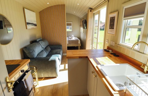 Ashby cum Fenby Cottage | MAGNOLIA, pet friendly, with hot tub in Waltham