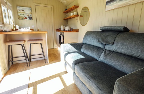 Ashby cum Fenby Cottage | MAGNOLIA, pet friendly, with hot tub in Waltham