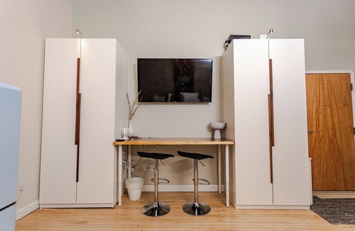 Old West Side Apartment | Main & Liberty Downtown Studio Loft , 1BD, WiFi, AC