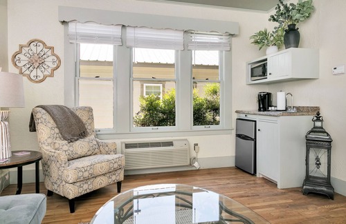 Fredericksburg Apartment | Main Street Retreat Old Rectory | King Bed | Shared Hot Tub/Pool Access