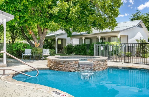 Fredericksburg Apartment | Main Street Retreat Old Rectory | King Bed | Shared Hot Tub/Pool Access
