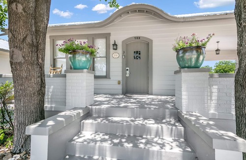 Fredericksburg Apartment | Main Street Retreat Old Rectory | King Bed | Shared Hot Tub/Pool Access