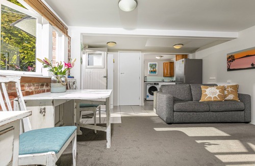 Mairangi Bay Apartment | Mairangi Bay Beach Coastal Studio