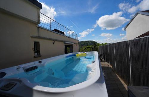 Champagnole House | Maison Aqua with Private Spa, Jacuzzi, Pool, Hammam